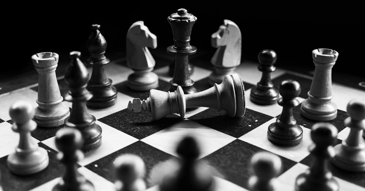 Шахматная доска с фигурами демонстрирует основные стратегии игры