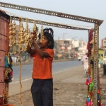 Молодой предприниматель работает на маркетплейсах за компьютером