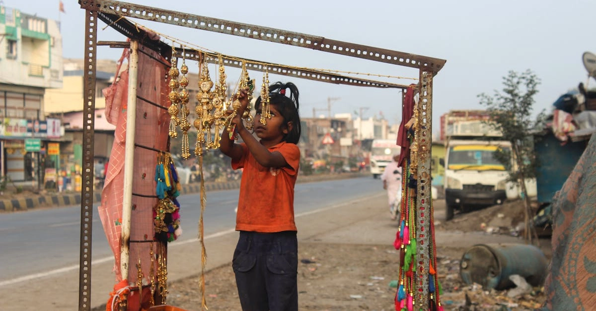 Молодой предприниматель работает на маркетплейсах за компьютером