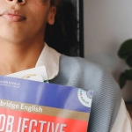 Подросток изучает иностранный язык с помощью современных технологий