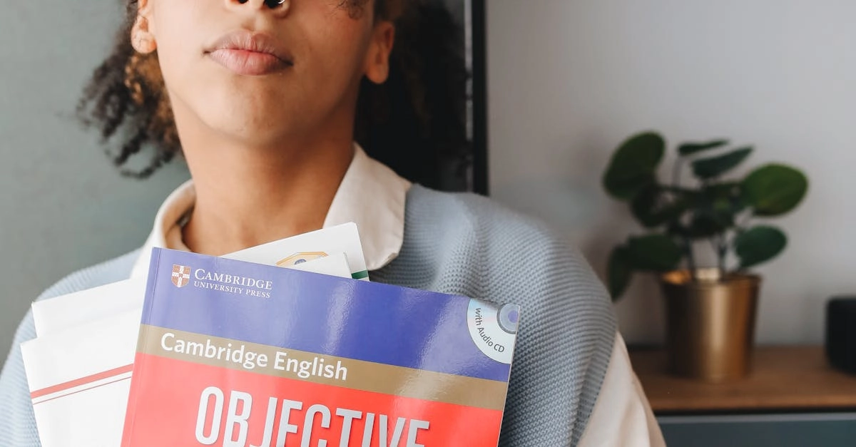 Подросток изучает иностранный язык с помощью современных технологий