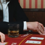 Блэкджек карты и фишки на зеленом столе казино