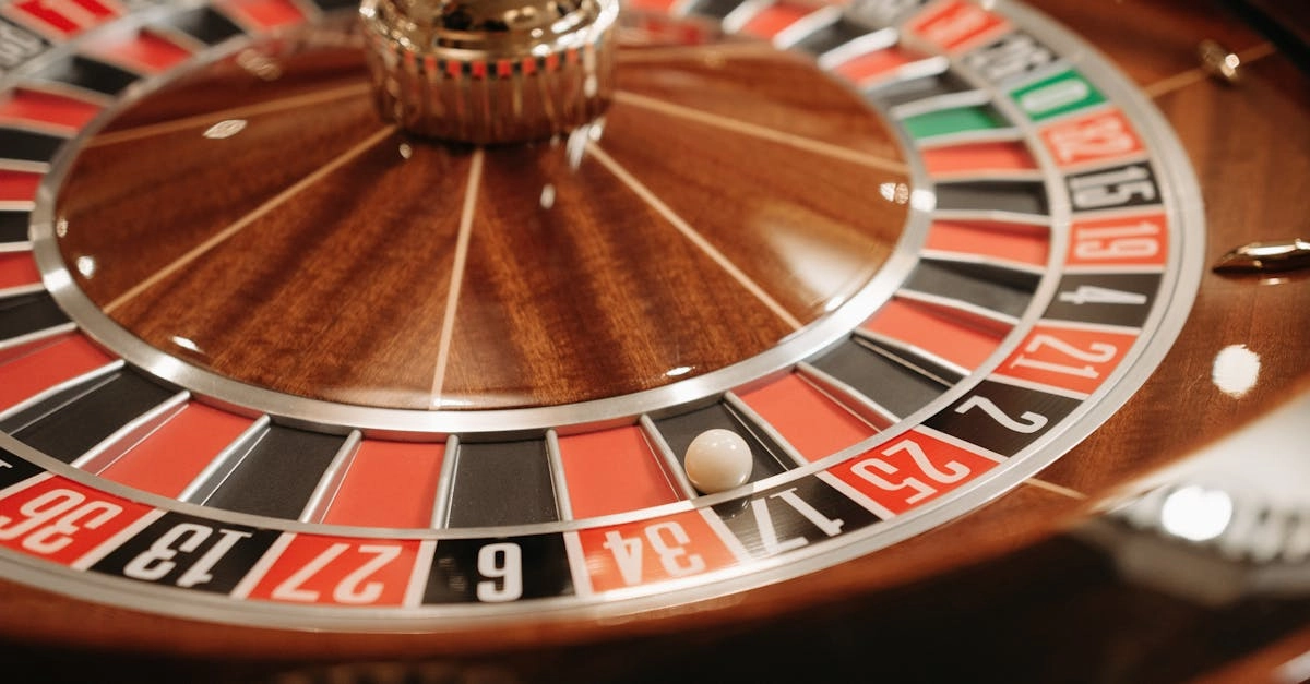 Колесо рулетки в казино с шариком и игровым столом